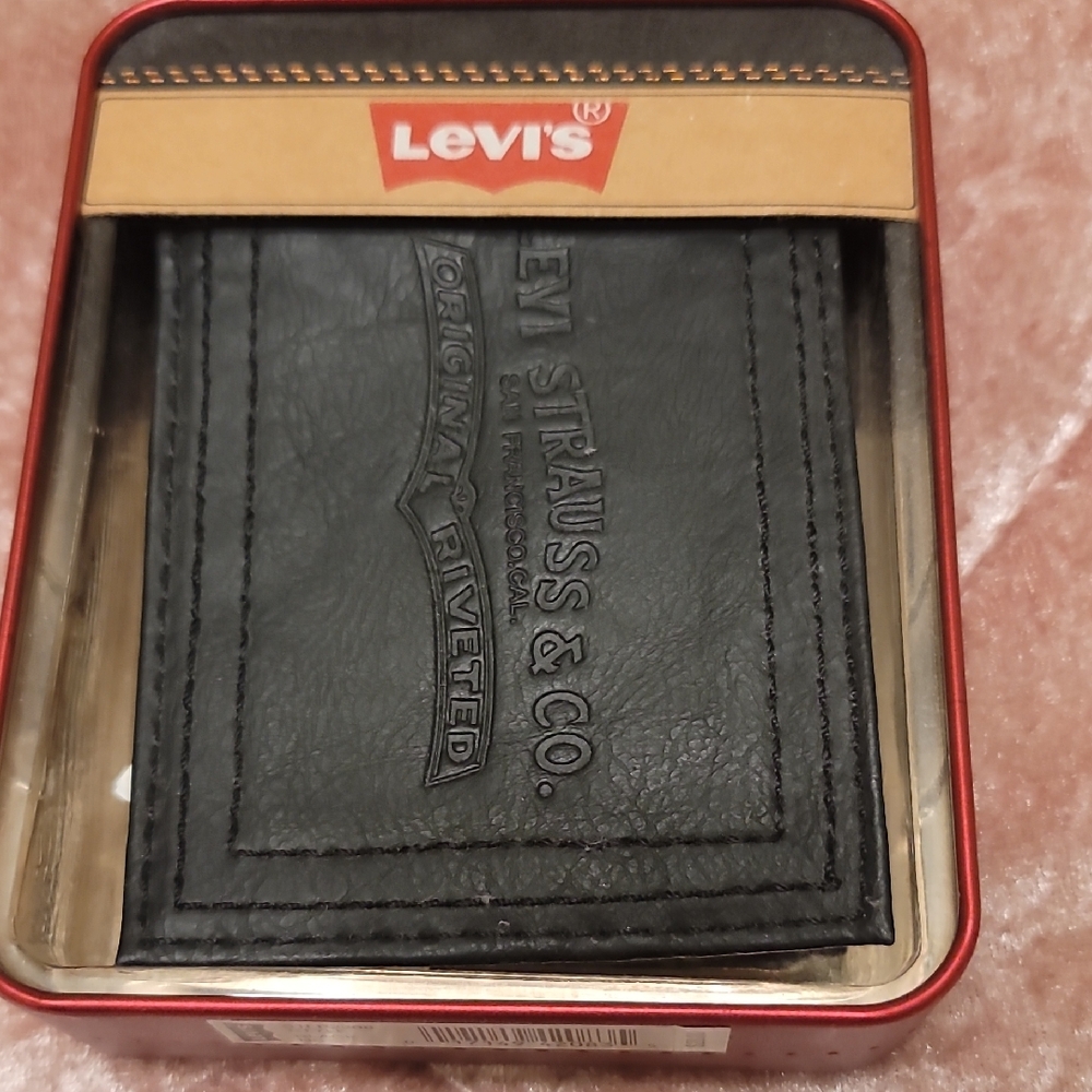 NWT Levi's Black Wallet In Collective TIN
